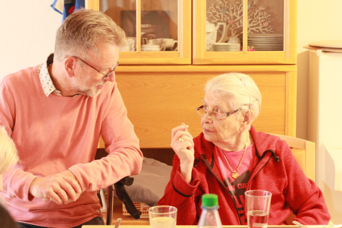 Martin Reinke im Gespräch mit Bewohnerin